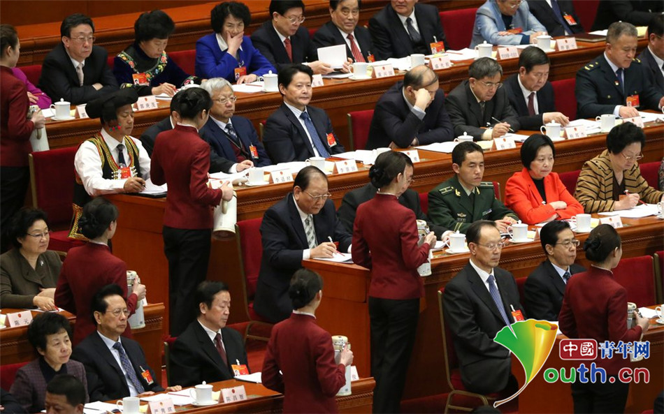精益求精的两会服务员 2015年两会花絮